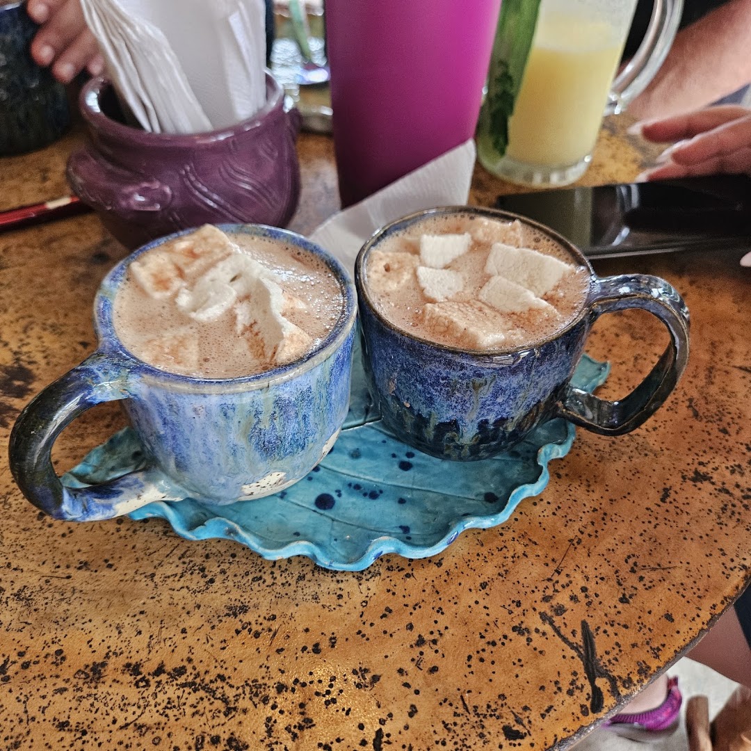 Utila Chocolate Co.: appetizing photo of chocolate drinks
