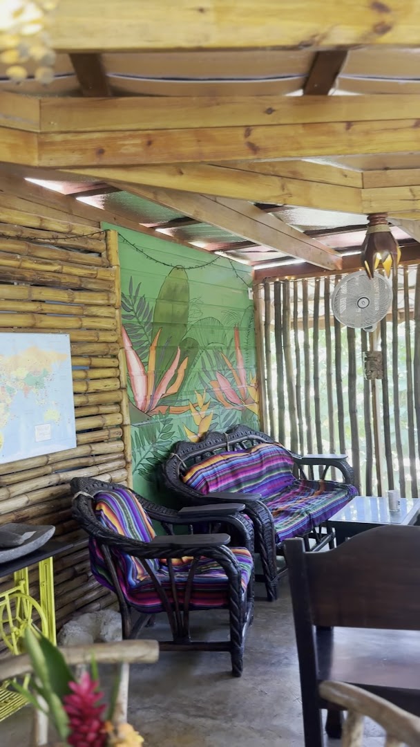 Utila Chocolate Co.: inviting shop interior atmosphere