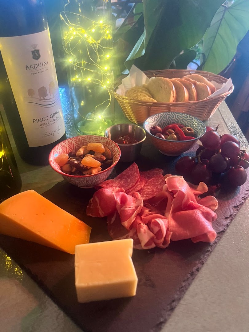 Wine Attic: appetizing food and drink presentation