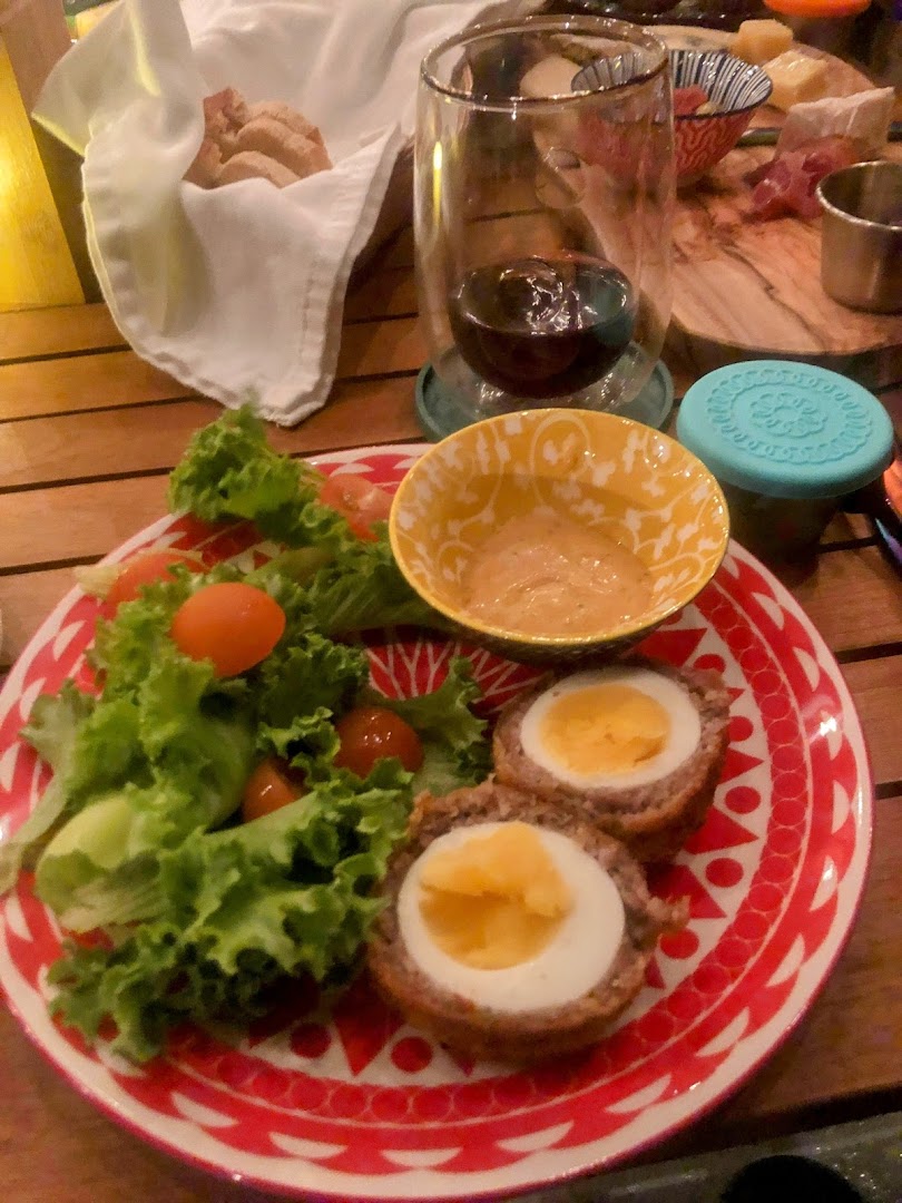 Wine Attic: appetizing food and drink presentation