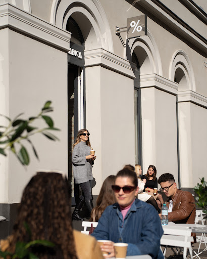 % Arabica Budapest: inviting atmosphere with happy customers