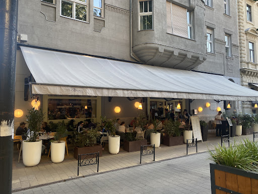 Menza: clear photo of restaurant terrace