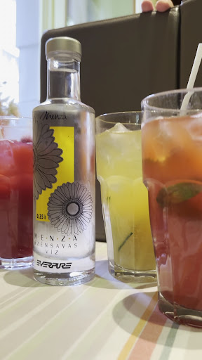 Menza: clear photo of restaurant drinks