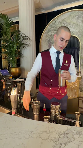Velvet Bar & Café: professional photo of bartender working