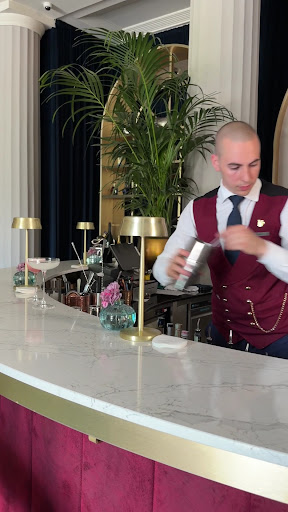 Velvet Bar & Café: professional photo of bartender working