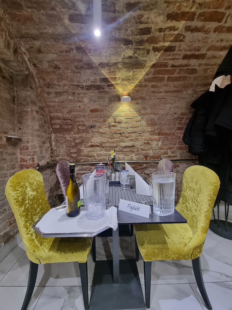 Csokonai Étterem: inviting restaurant interior atmosphere