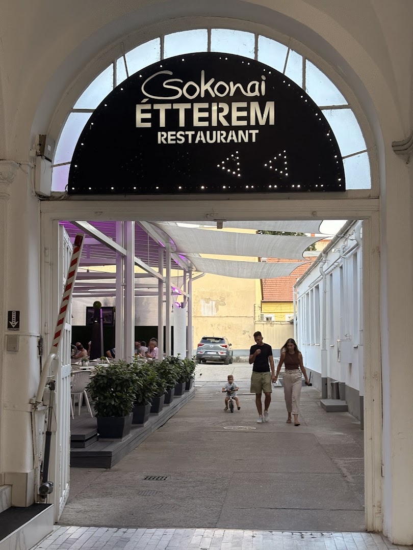 Csokonai Étterem: clear view of restaurant entrance