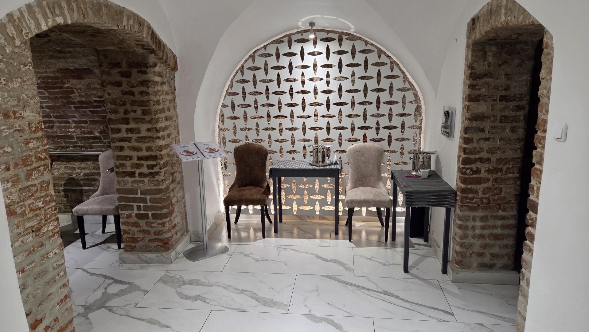 Csokonai Étterem: restaurant interior and atmosphere