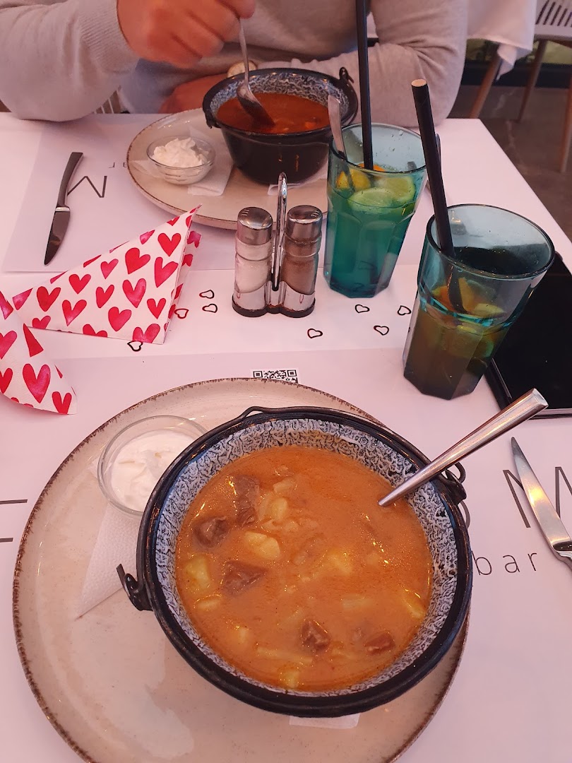 Freedom Restaurant & Skybar: appetizing food and drink presentation