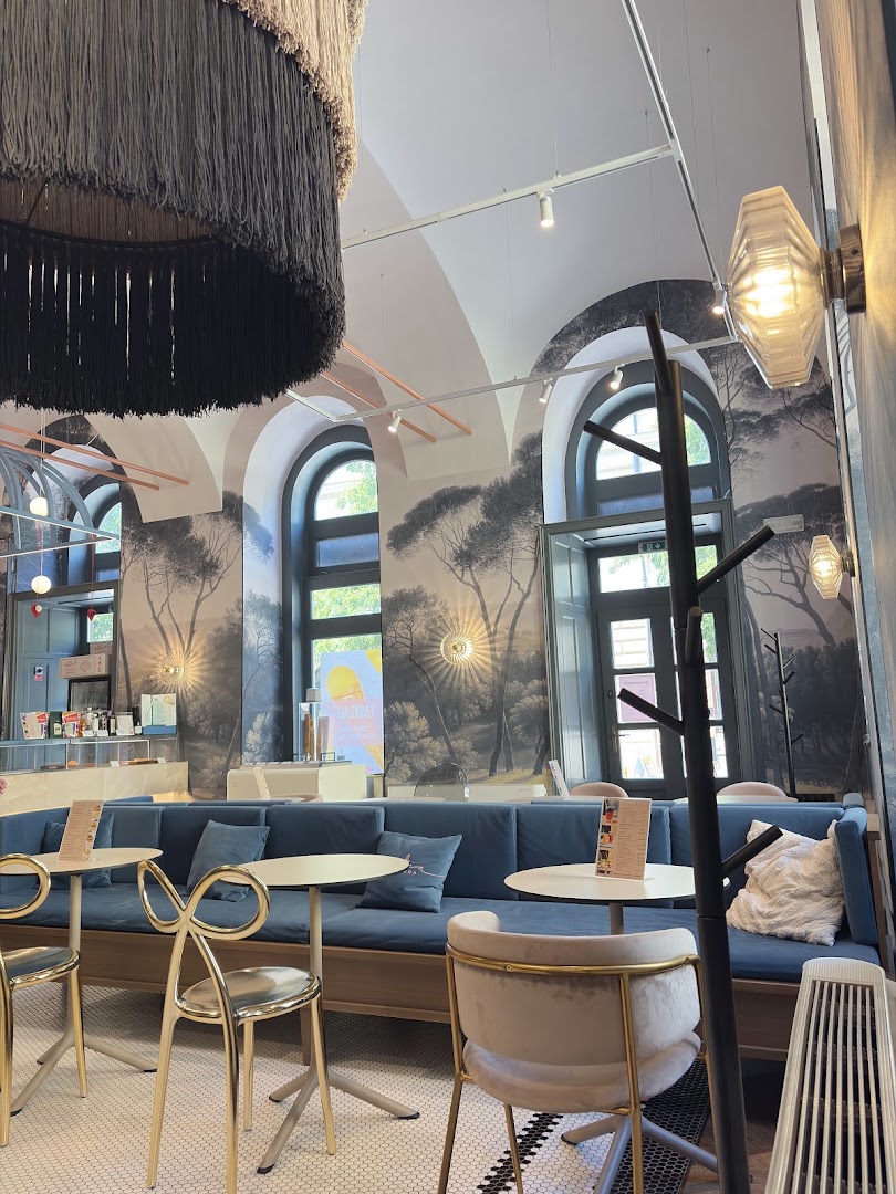 Jardin Cukrászda: beautiful interior atmosphere and decor