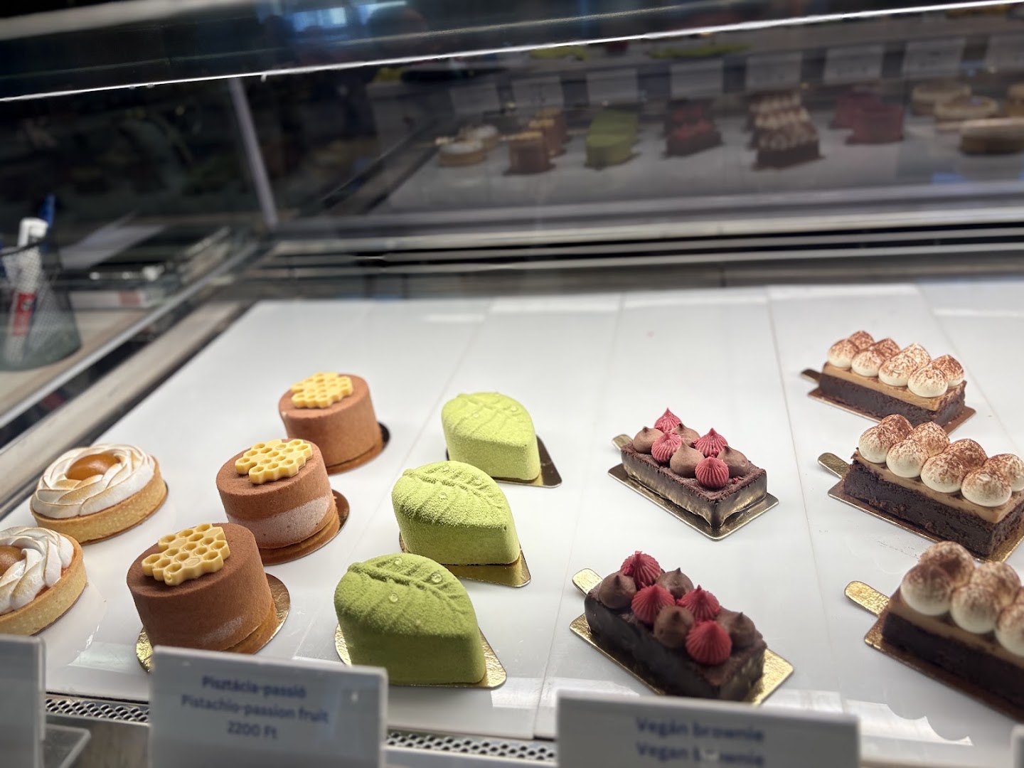 Jardin Cukrászda: appetizing display of fresh pastries