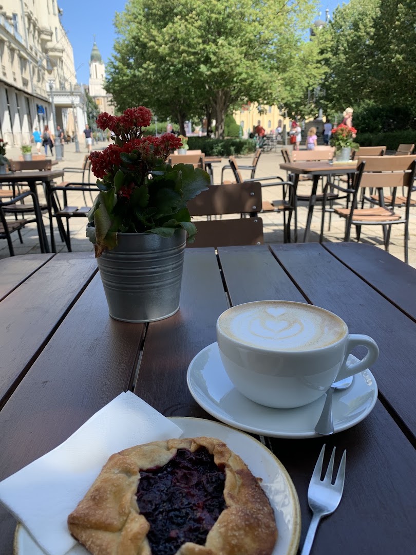 Menta Coffee: appealing breakfast terrace setting