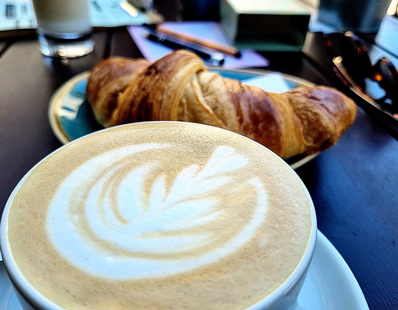 Menta Coffee: appetizing coffee and pastry shot