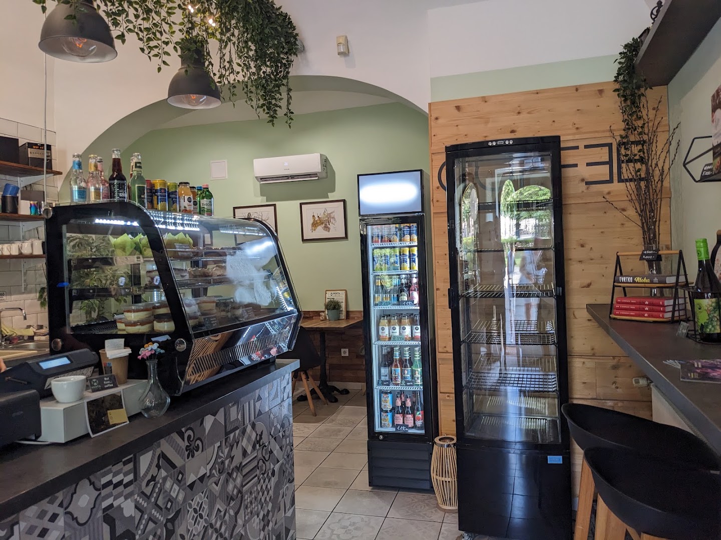 Menta Coffee: clear interior shot of cafe