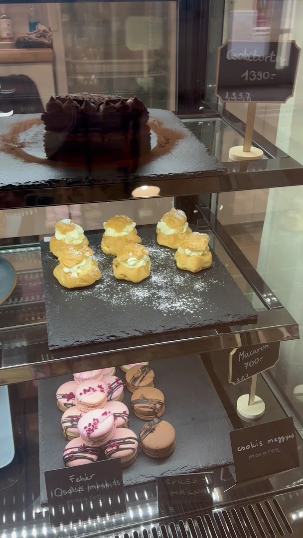 Manooka: appetizing display of fresh pastries