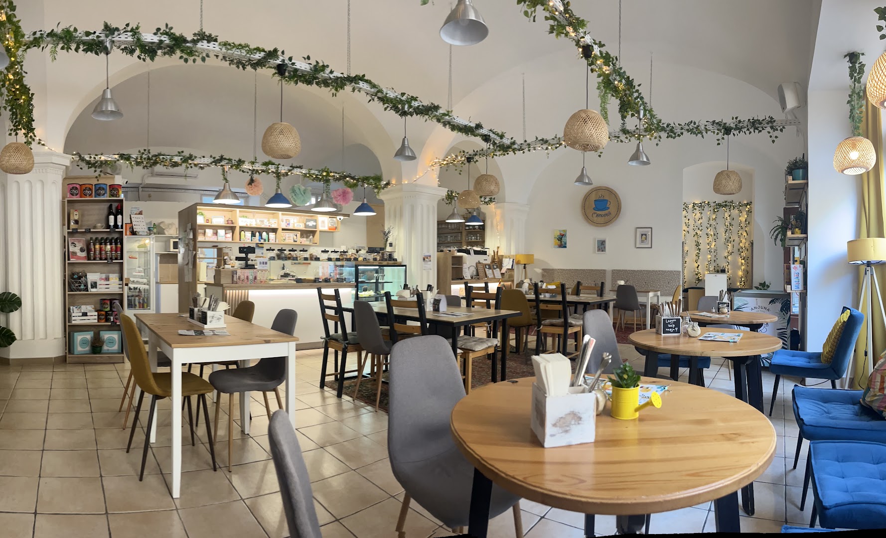 Manooka: inviting and clear interior shot