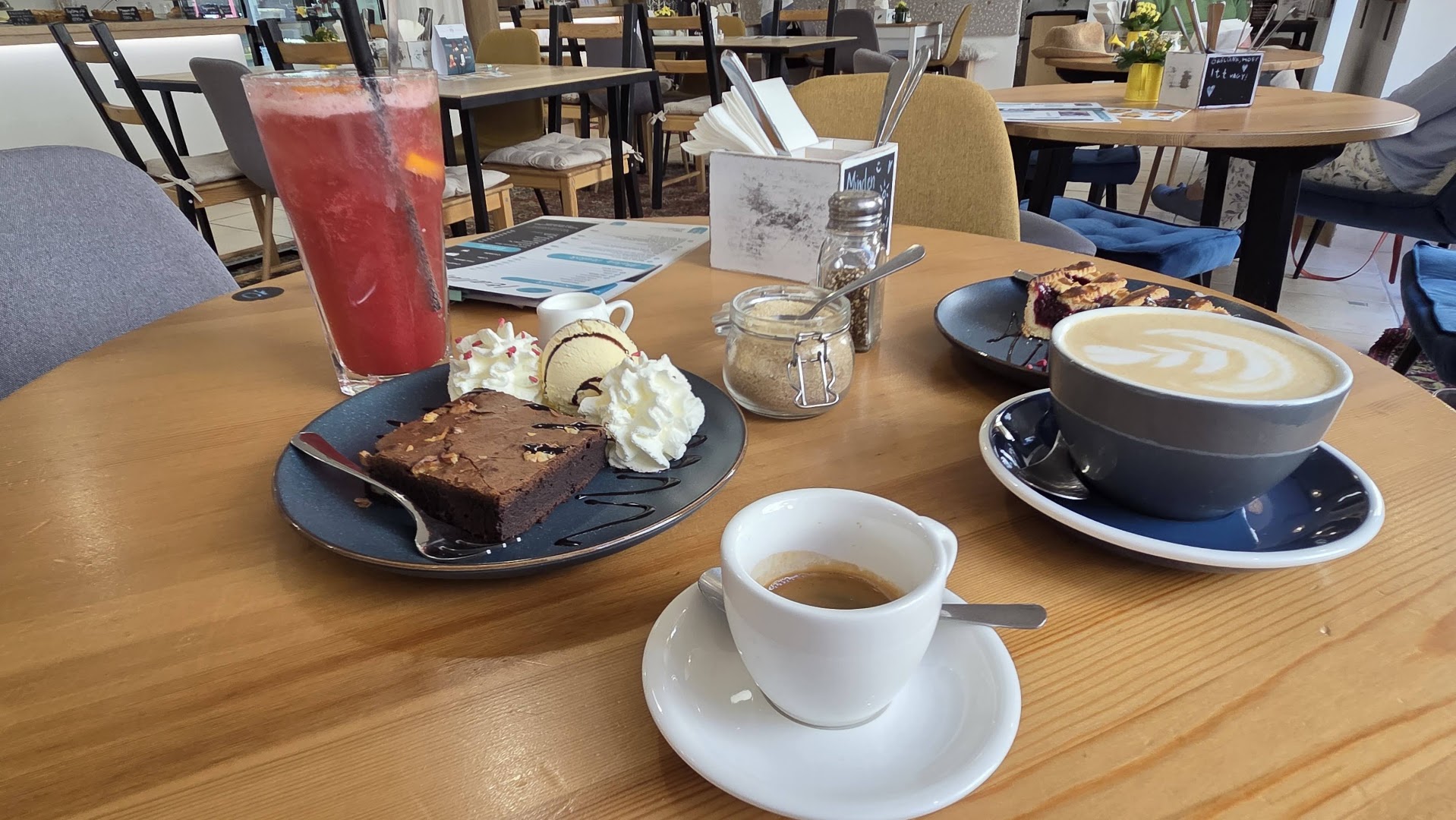 Manooka: appetizing food and drink presentation