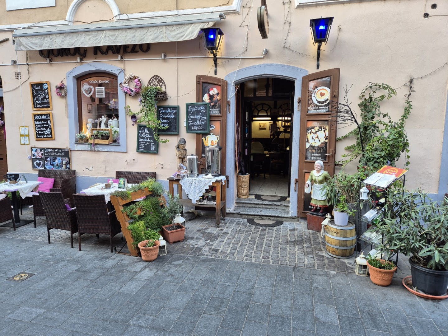 Palacsintavár: inviting exterior view of restaurant