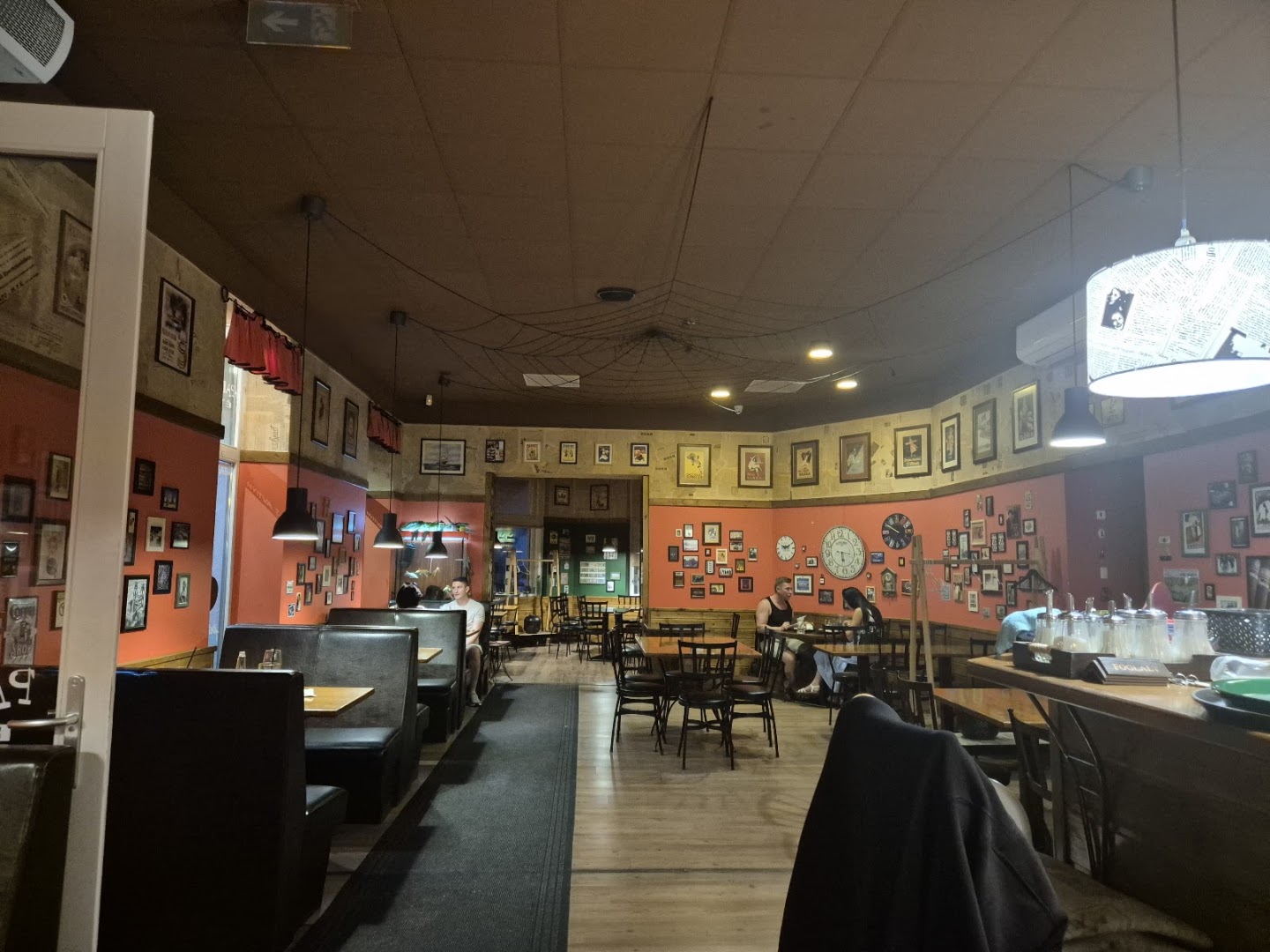 Palacsintavár: clear view of restaurant interior