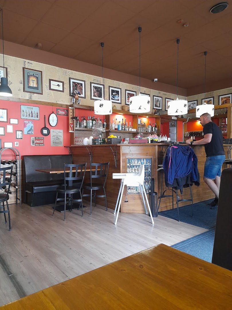 Palacsintavár: clear photo of restaurant interior