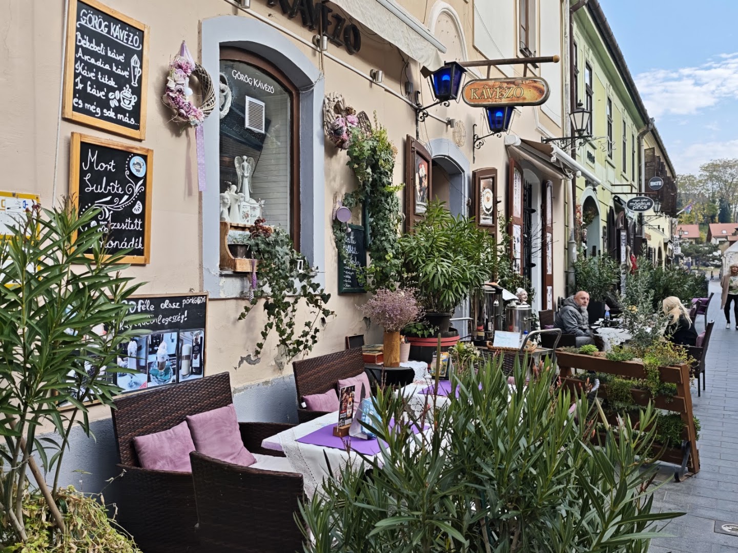 Palacsintavár: inviting restaurant terrace atmosphere