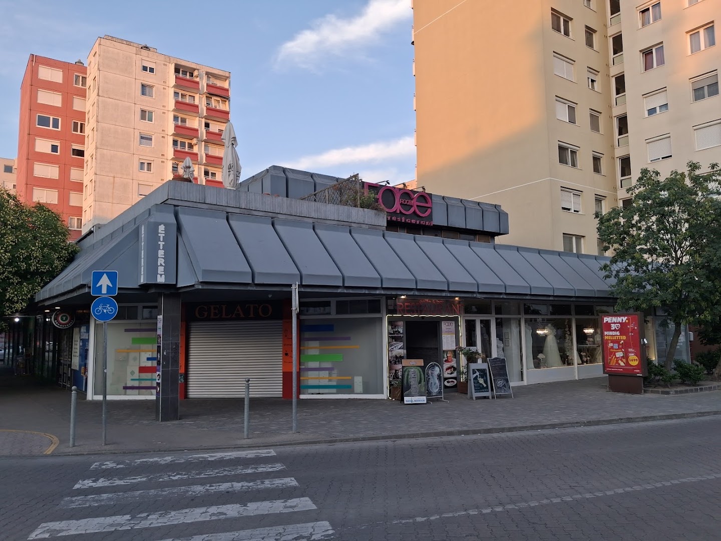 Faceroom Étterem & Drinkbár: clear exterior shot of venue