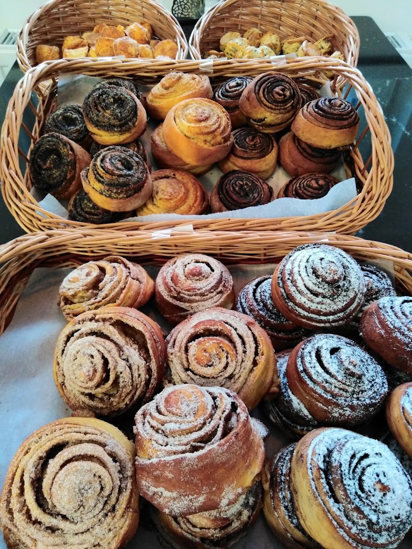 Harmónia Cafe & More: appetizing display of fresh pastries