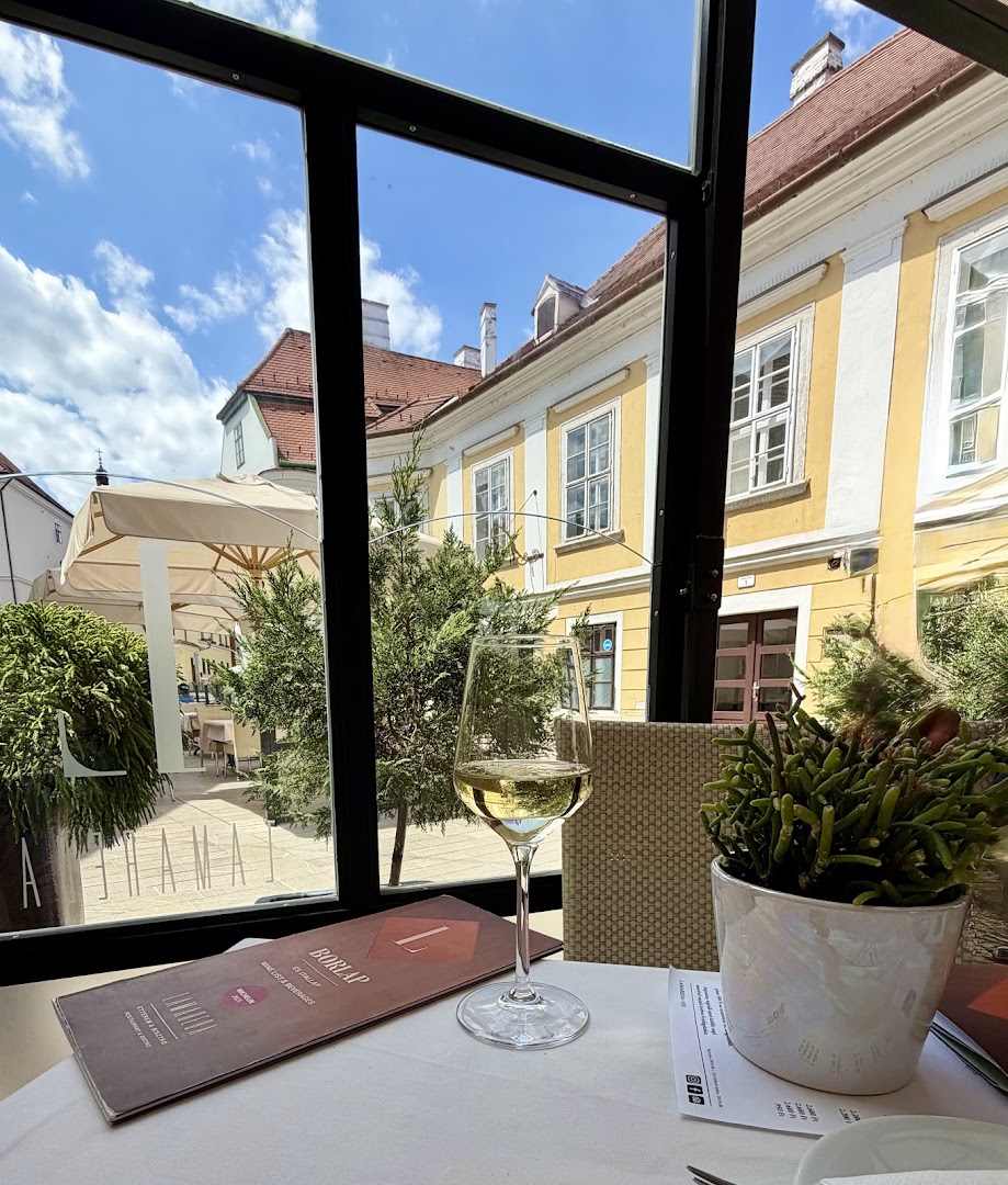 LAMAREDA Étterem és Bisztró: inviting atmosphere and professional composition