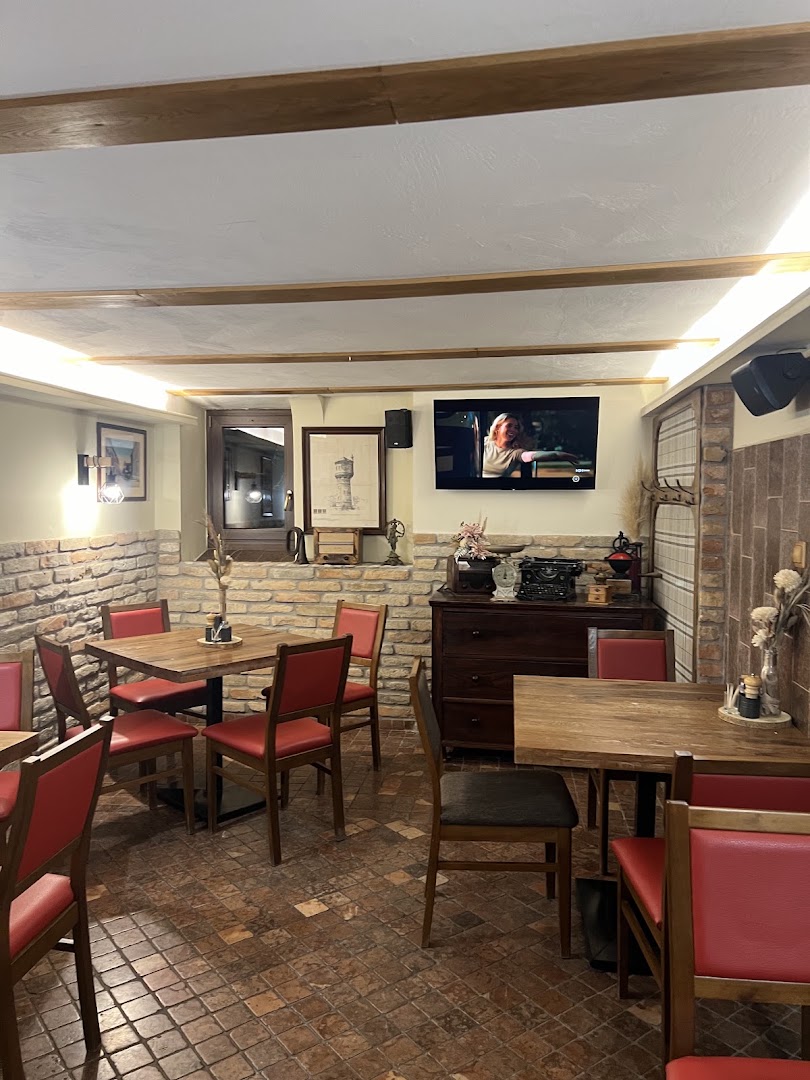Révész BBQ Saloon & Bistro: clear photo of restaurant interior