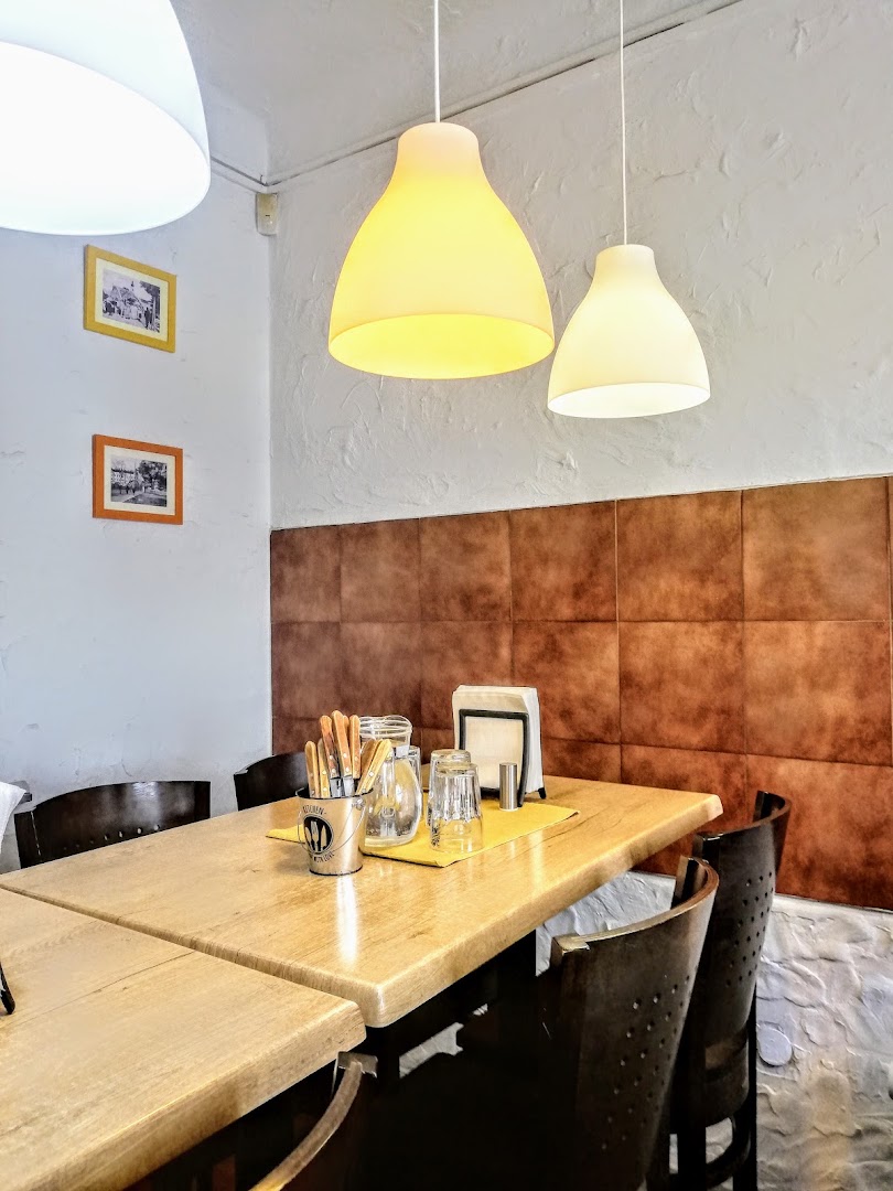 Sziget Bisztró: clean, inviting restaurant interior shot