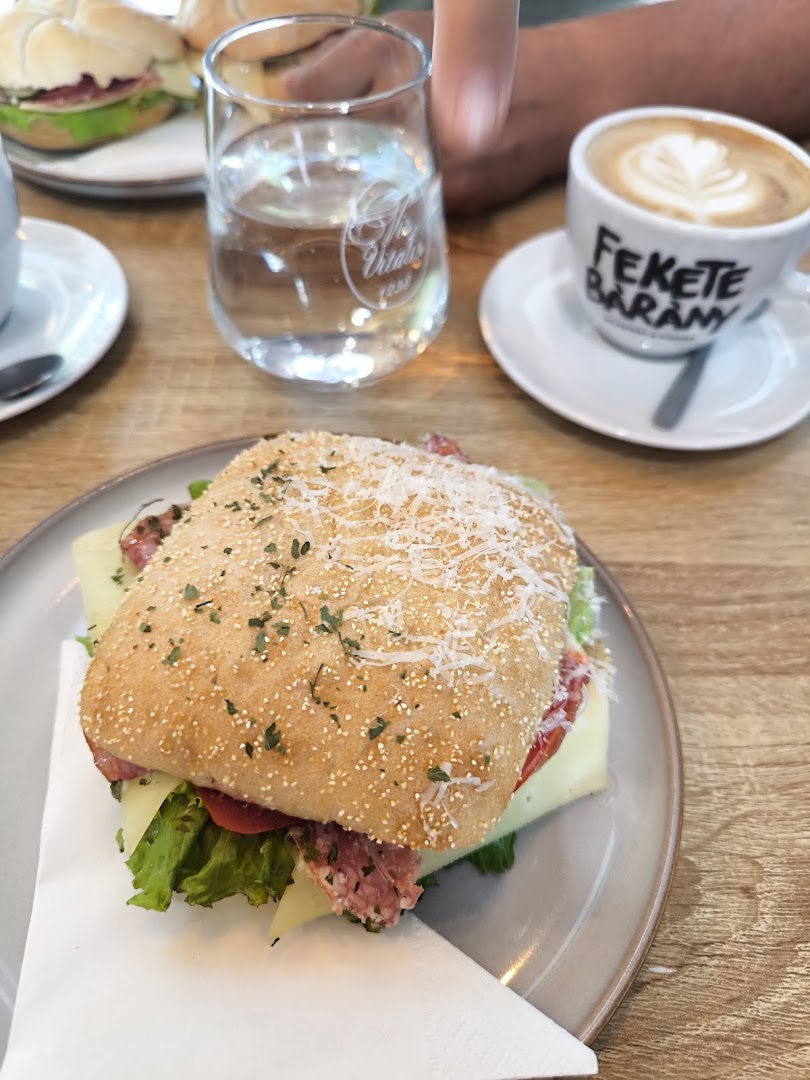Therápia Kávézó és Pékség: appetizing photo of food served