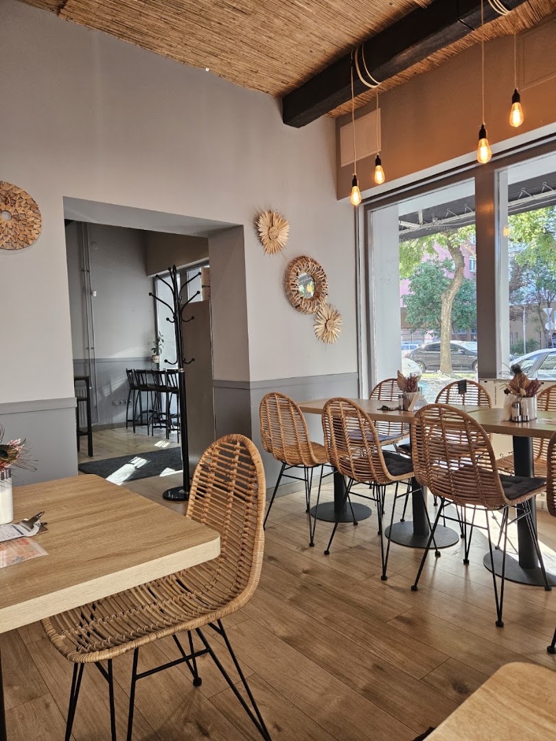 Therápia Kávézó és Pékség: clear, inviting interior atmosphere
