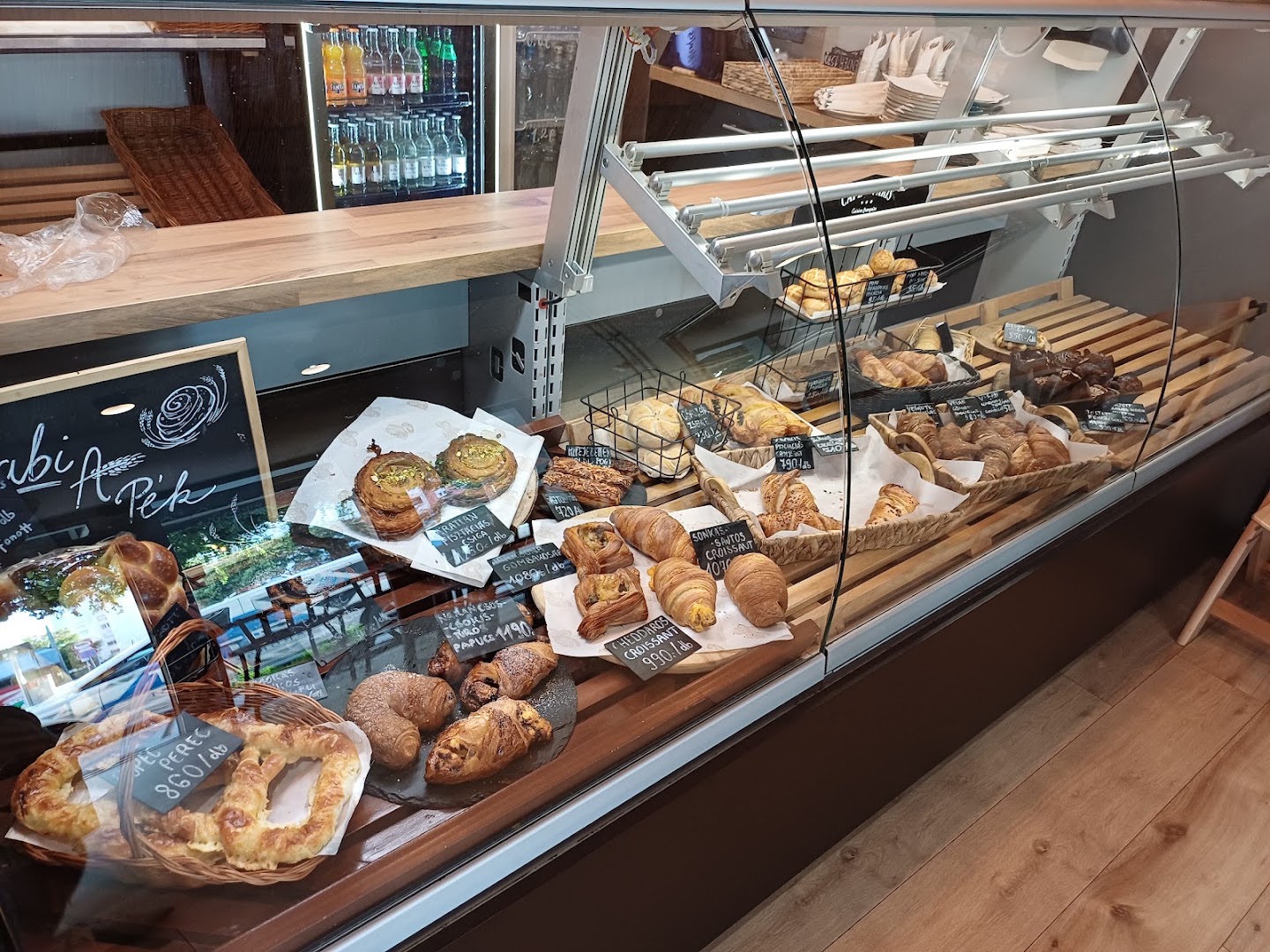 Therápia Kávézó és Pékség: clear display of bakery products
