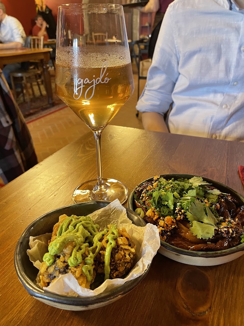 Gajdó: appetizing food and drink presentation