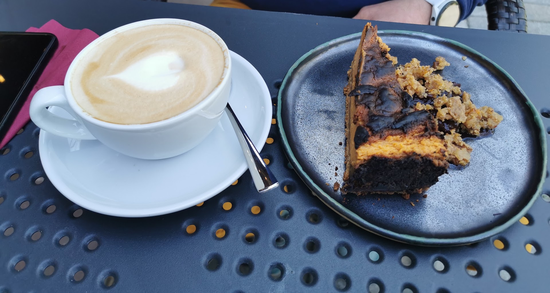 Gajdó: appetizing photo of coffee and cake