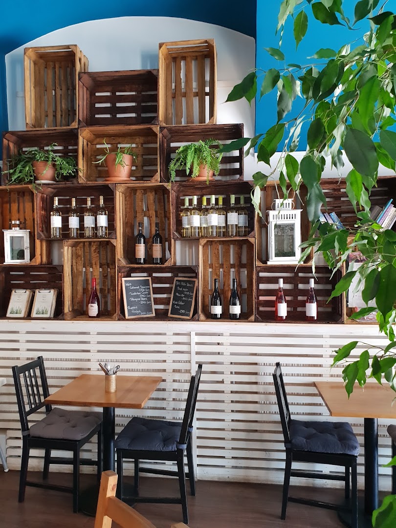 Lyr: attractive interior and decor shot