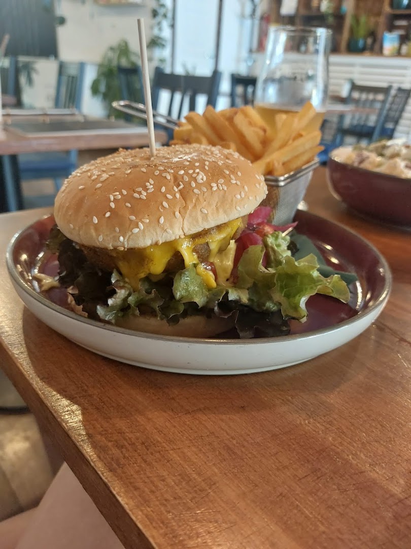 Lyr: appetizing photo of bar food