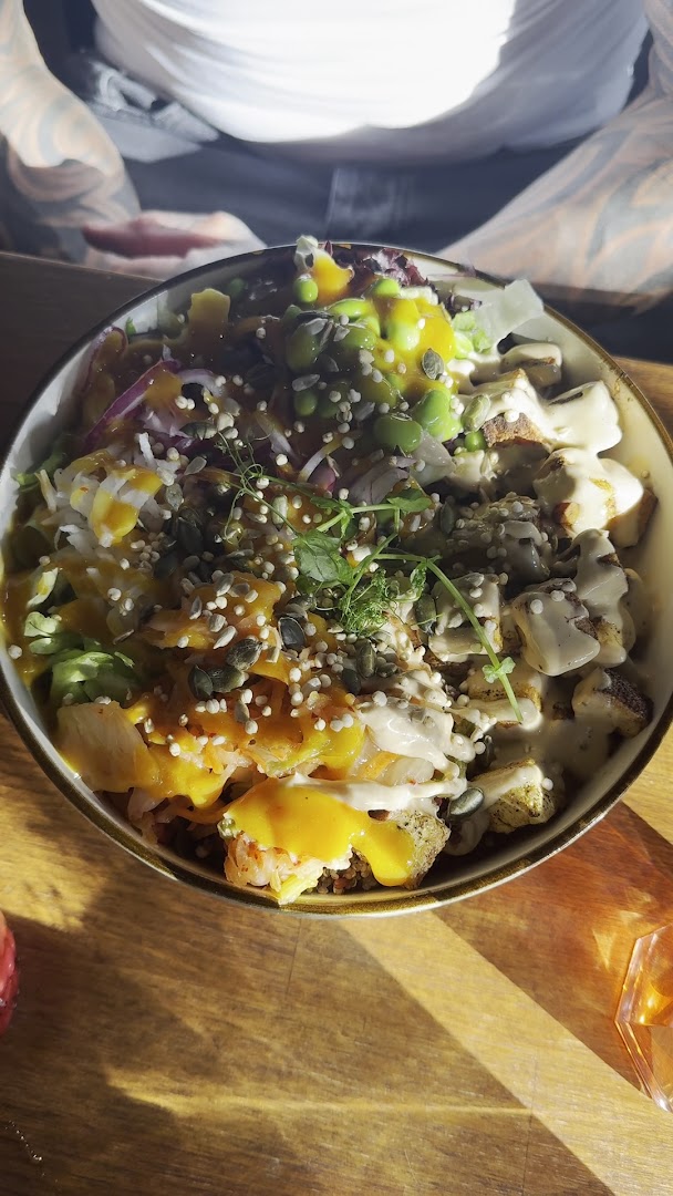 Lyr: appetizing photo of food served