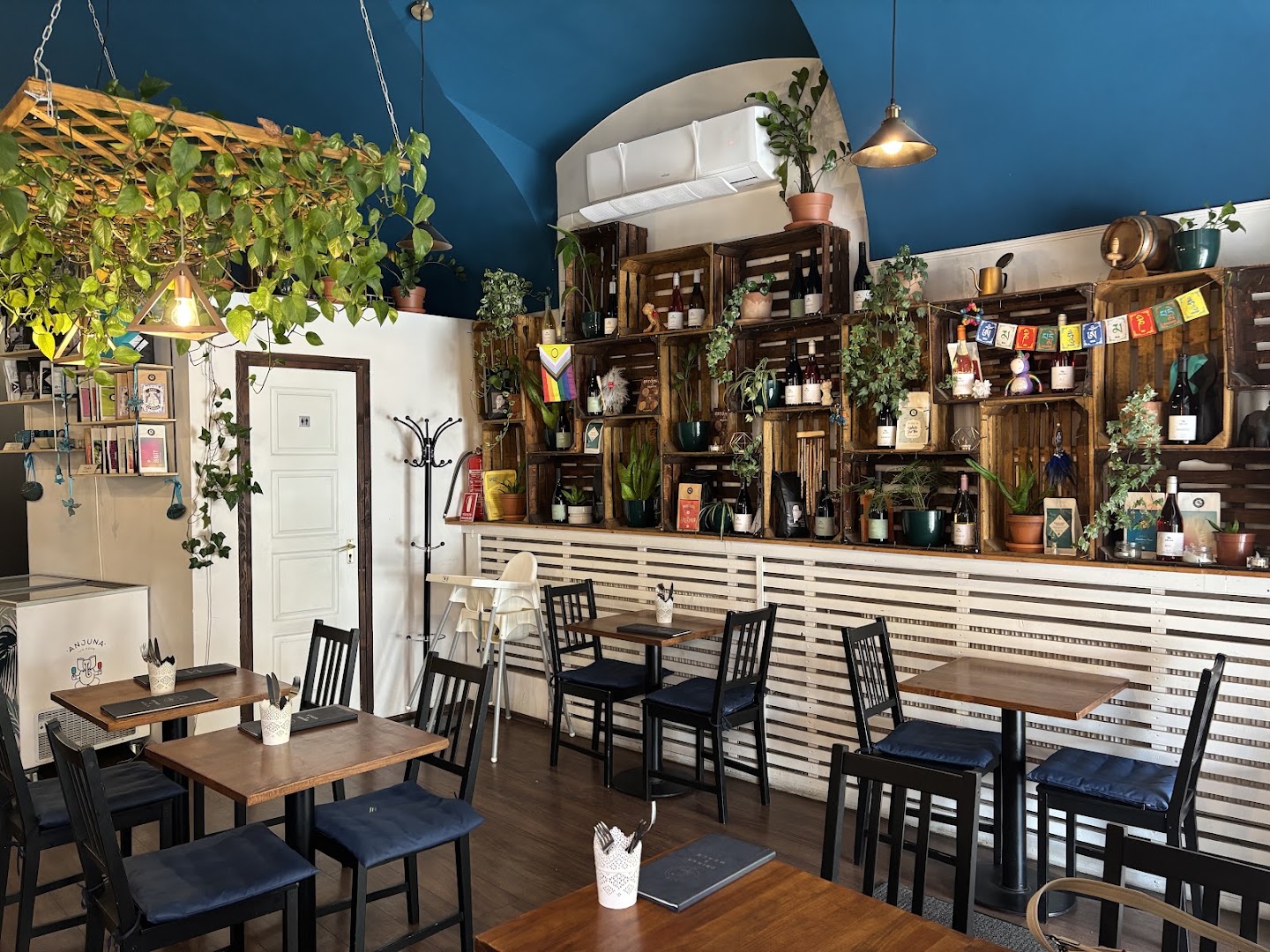 Lyr: clear, inviting interior atmosphere