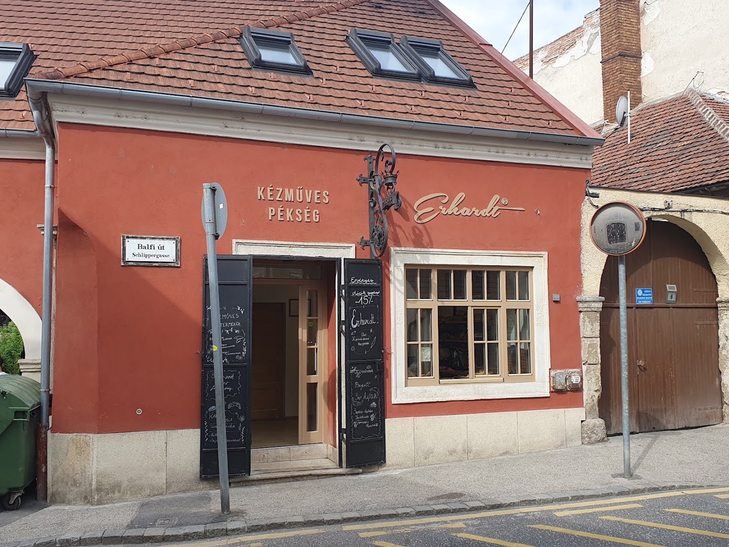 Erhardt Étterem és Panzió: clear exterior shot of venue