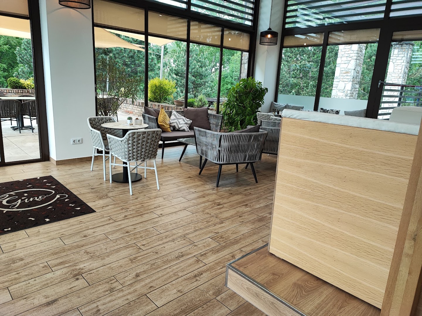 Gino: clear, inviting interior atmosphere