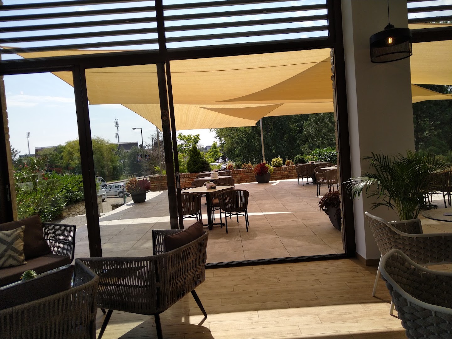 Gino: inviting and clear venue atmosphere