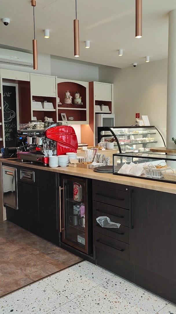 Gino: clear view of bar interior