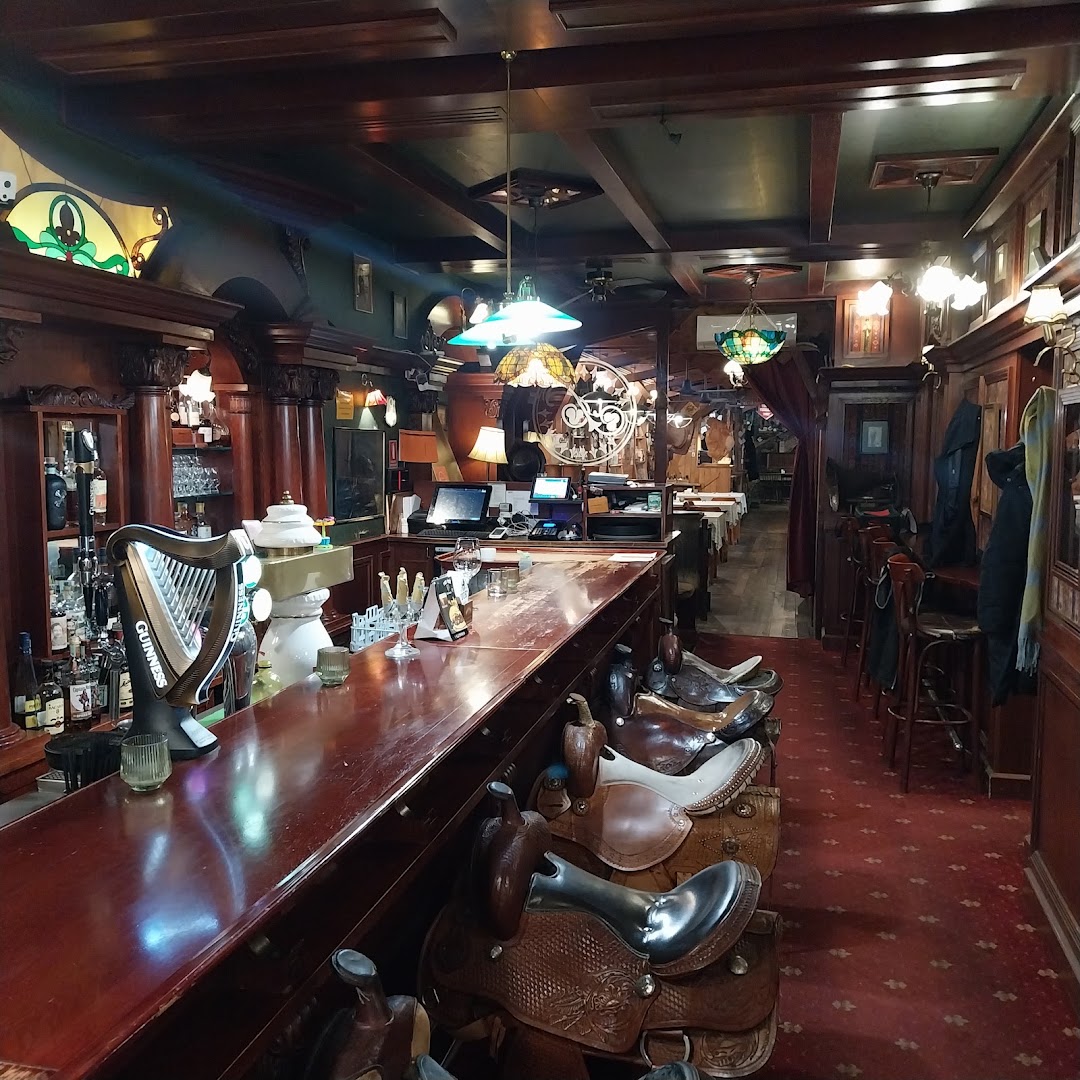 Papa Joe's Saloon & Steakhouse: clear, inviting interior atmosphere