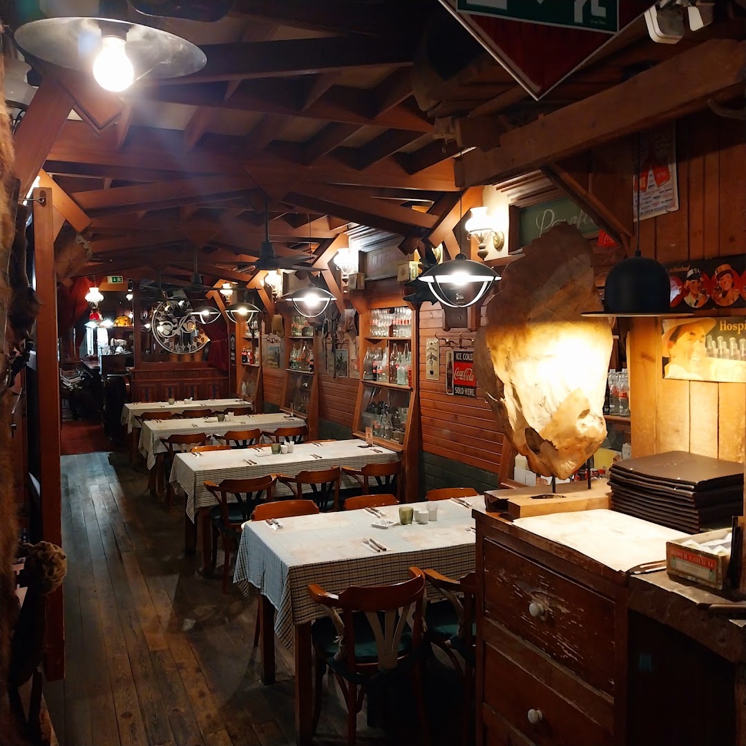 Papa Joe's Saloon & Steakhouse: clear, inviting interior atmosphere