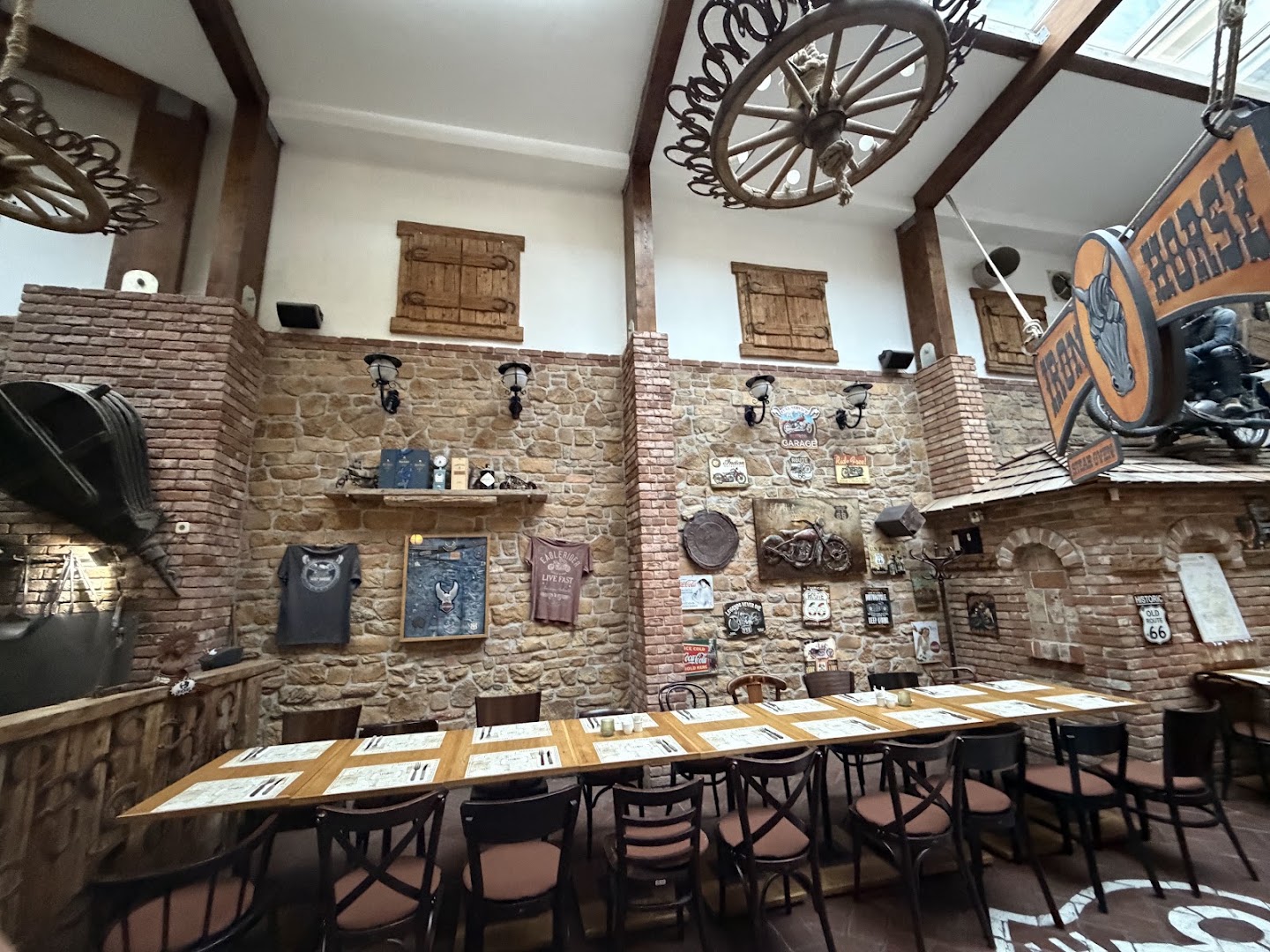 Papa Joe's Saloon & Steakhouse: restaurant interior and atmosphere