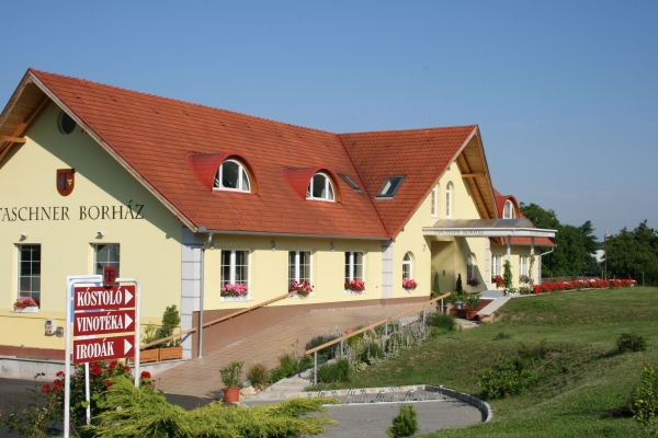 Taschner Bor- és Pezsgőház: clear exterior shot of venue