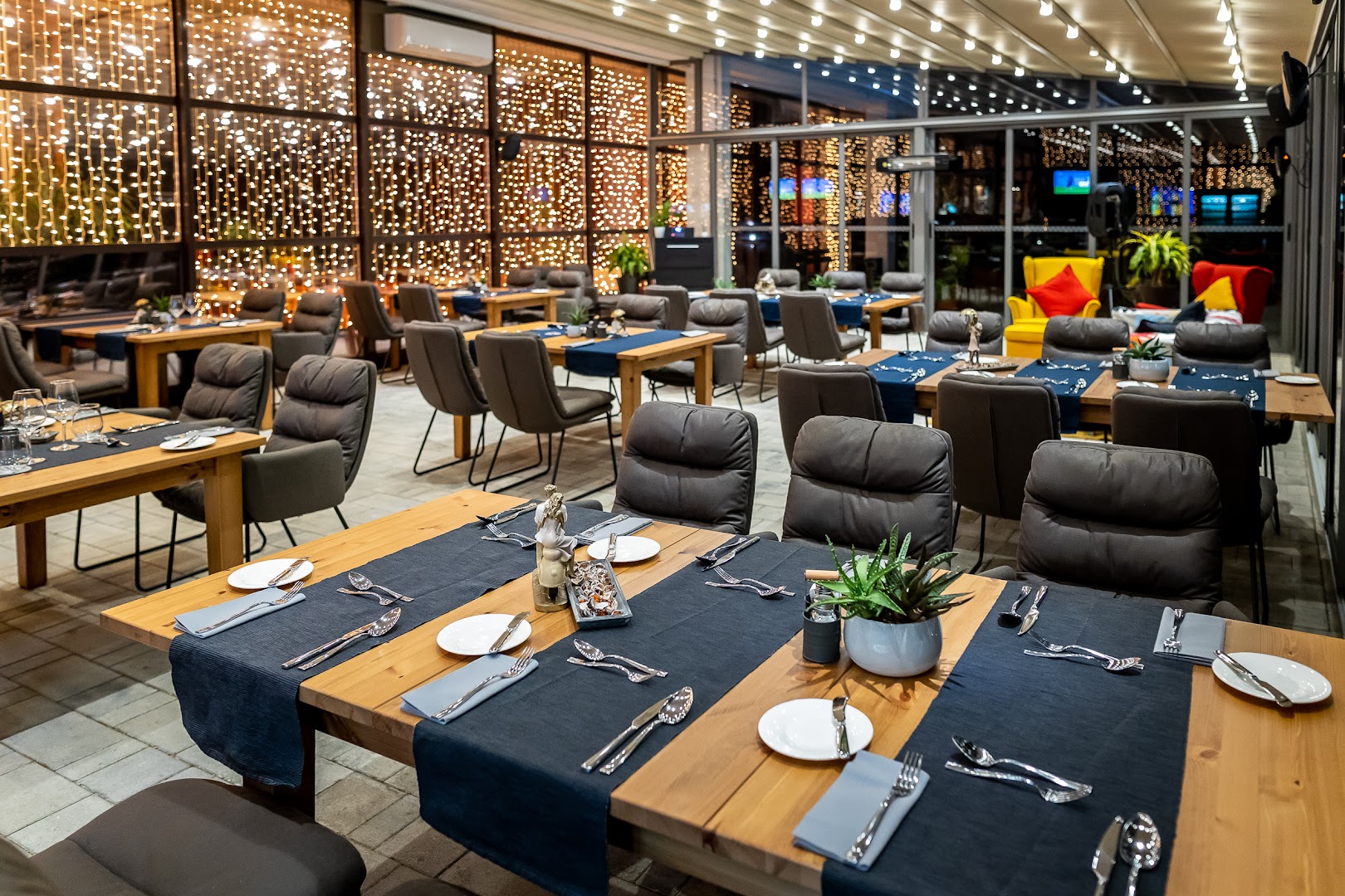 ZAKAnT Étterem & Fine Bisztró: high quality interior dining shot