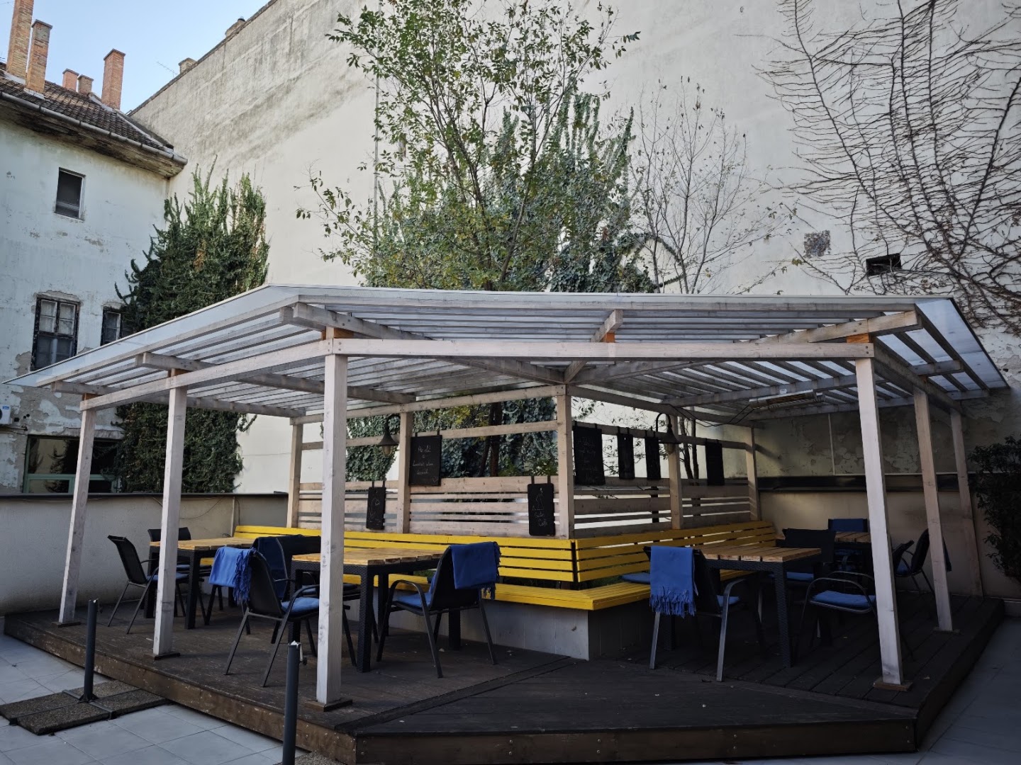 A2 Gastro Caffé: clear photo of venue terrace