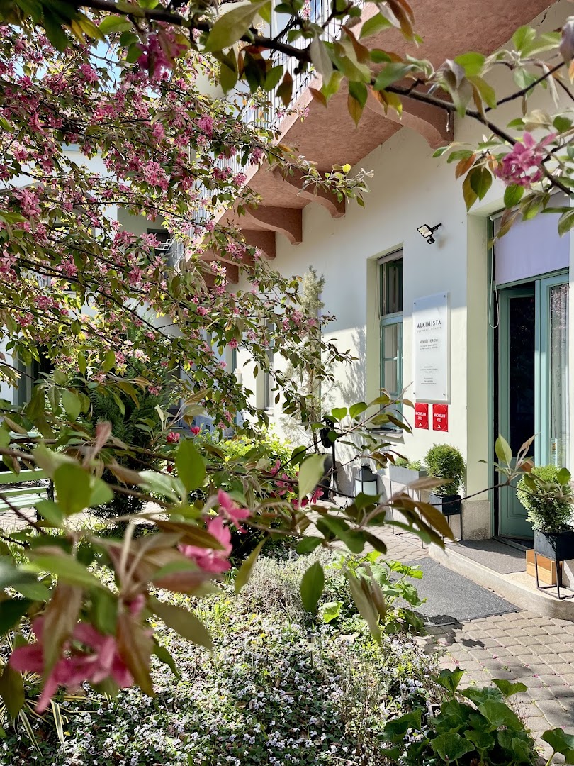 Alkimista Kulináris Műhely: beautiful, inviting restaurant exterior shot